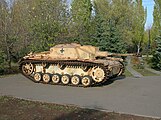 StuG III G Oroszországban.Jól megfigyelhető a felépítmény elejéhez rögzített kiegészítő páncélzat és a téli hadviseléshez használt széles lánctalp (Ostkette)