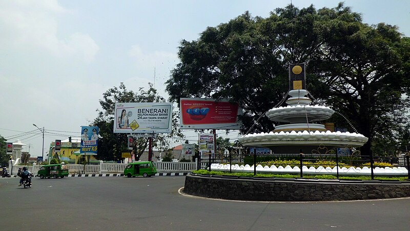 File:Sukabumi Adipura Roundabout 00.jpg