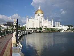 Sultan Omar Ali Saifuddien Mosque; 2002.jpg