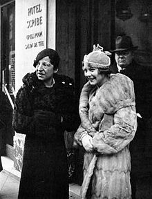 Suzanne insieme alla pattinatrice e attrice norvegese Sonja Henie (destra) a Parigi nel 1932
