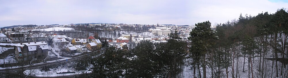 Panorama Podklášteří, Nehradova a v popředí také Stařečky vyfotografované z borovinského mostu v zimě