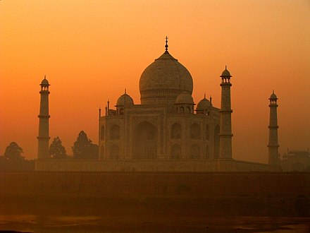 Taxh Mahali në mjegull
