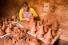 https://upload.wikimedia.org/wikipedia/commons/thumb/e/ed/Tajine_potter.jpg/220px-Tajine_potter.jpg