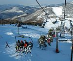 Un télésiège utilisé pour la pratique du ski alpin au Japon.