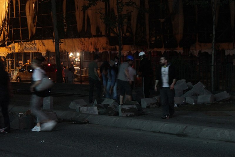 File:Tarlabaşı Boulevard, Istanbul, during Gezi Park protests 13.jpg