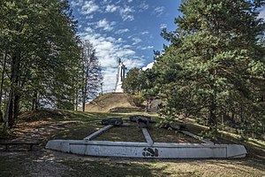 Polski: Wzgórze Trzech Krzyży w Wilnie. U dołu pozostałości dawnego pomnika wysadzonego w powietrze przez władze sowieckie w 1950. Lietuvių: Trijų Kryžių Paminklas