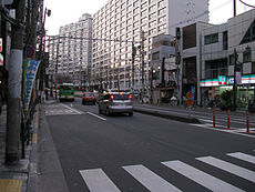駅前春日通りを湯島天神方面を見る（2008年10月2日）