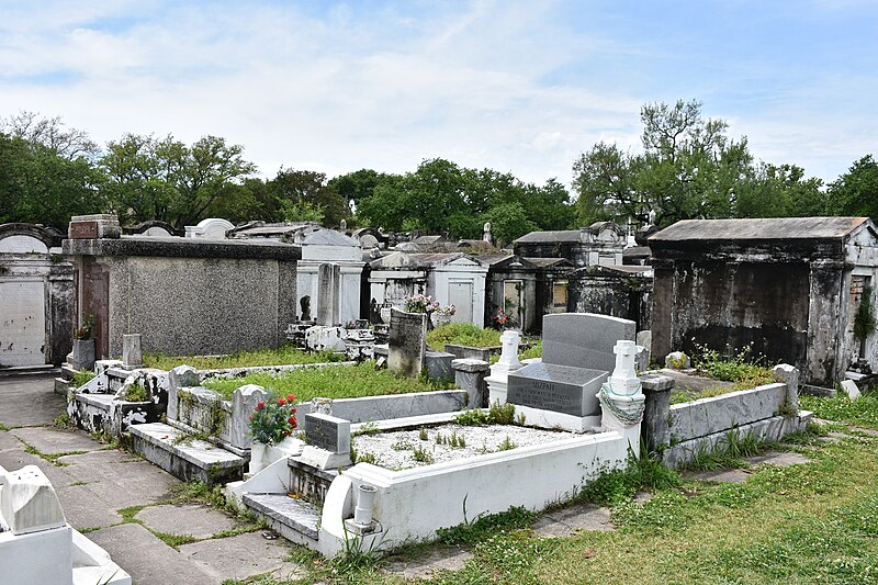 File:Tombs at Lafayette Cemetery No 1 Garden District New Orleans 7.JPG