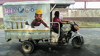 ドゥアラで活躍している三輪車。商品の配達に使っている（2020年）