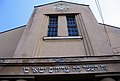 Faţada vestică cu inscripţii în ebraică deasupra intrării principale în sinagogă