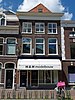 Winkel/woonhuis met bakstenen ingezwenkte lijstgevel, geprofileerde kroonlijst en een zadeldak (Gouda-Centrum)