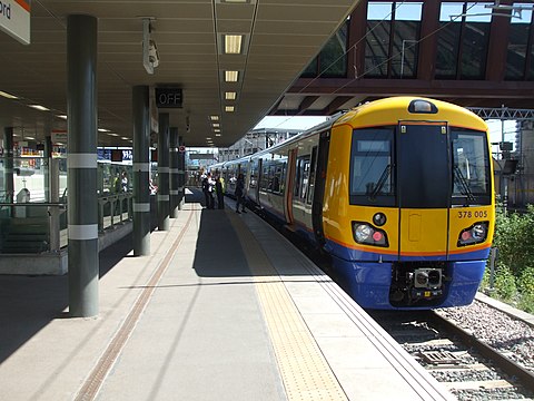 London Overground trein bij Stratford
