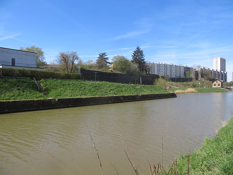 File:Vestige du mur de la citadelle de Mézières.jpg