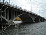 Uma ponte em arco de concreto.