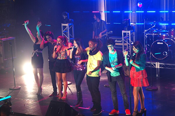 Cast concert, 2011, from left to right: Elizabeth Gillies, Avan Jogia, Ariana Grande, Victoria Justice, Leon Thomas III, Matt Bennett, and Daniella Mo