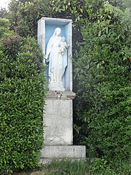 Vierge à l'Enfant située sur les hauteurs de la commune.