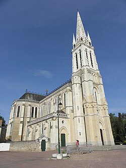 Vion (72) La Chapelle du Chêne Basilique 1.JPG