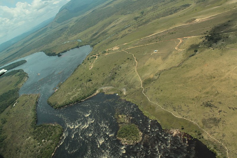 File:Vista de la laguna Canaima..JPG