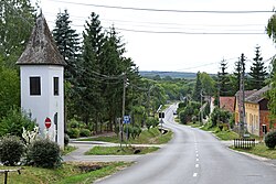 A főutca részlete a harangtoronnyal