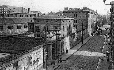 Vue d'une entrée de la Prison du Hâ dans les années 1930.
