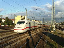 Ein ICE 2 in Fahrtrichtung München verlässt Würzburg Hauptbahnhof