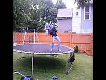 Deux personnes sur un trampoline effectuant une souplesse.