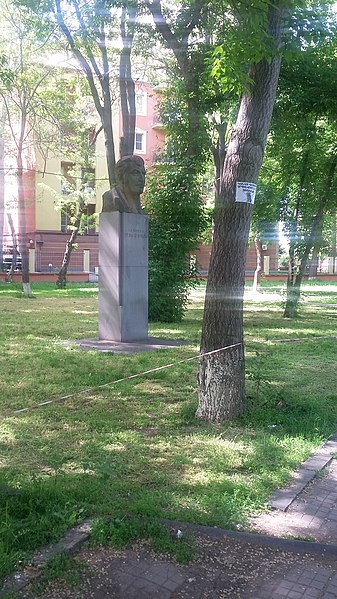 File:Yerevan, English Park 04.jpg