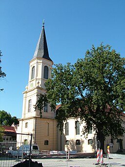 Treenighedskirken (Dreifaldigkeitskirche) og Fredsegen (Friedenseiche) ved torvet i Zossen.