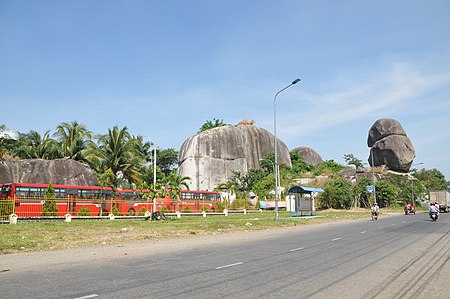 Tập_tin:Đá_ba_chồng_-_panoramio.jpg