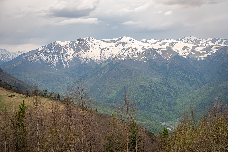 File:Вид на гору Пастухова в начале мая.jpg