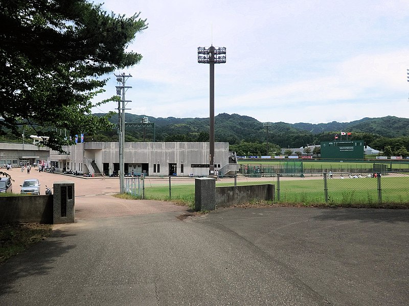 File:七尾城山野球場 入り口 - panoramio.jpg