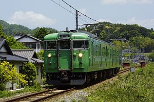 舞鶴線で運用される113系電車 （2015年5月 綾部駅 - 淵垣駅間）