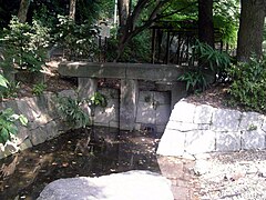 6、関口大洗堰の取水口の石柱（江戸川公園）