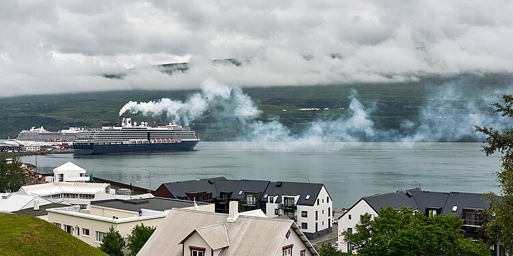 Cruise vessel smoke in Akureyri
