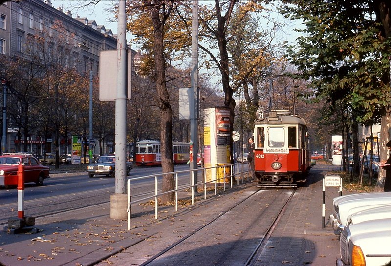 File:046R27001178 Typ M 4092, Linie 71, Ring Schwarzenbergplatz, Allerheiligen Nov. 1978.jpg