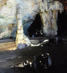 One of the formations in the Grutas de Cacahuamilpa 09Cacahuamilpa.JPG