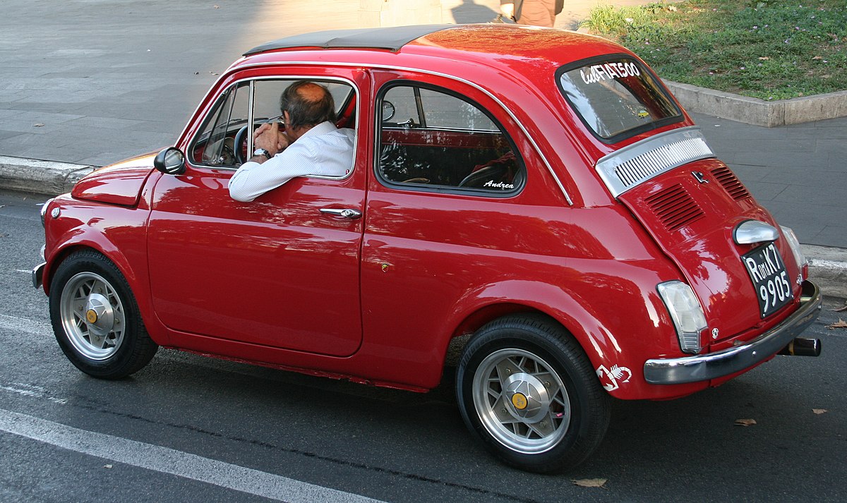 ROM, ITALIEN - CIRCA Oktober 2015: Gelb Fiat 500 Auto (neue Version) In  Einer Straße Im Stadtzentrum Geparkt Lizenzfreie Fotos, Bilder und Stock  Fotografie. Image 55765069.