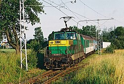 Osobní vlak z Tábora do Bechyně se rozjíždí ze zastávky a vjíždí na odbočnou výhybku nákladiště Staré nádraží