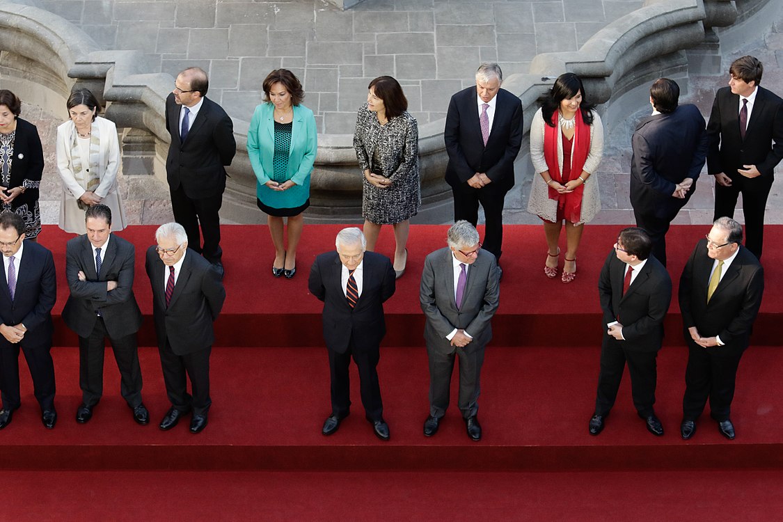 11 Marzo 2018, Pdta. Bachelet y Ministros participan de foto oficial previo al cambio de mando. (26876850878).jpg