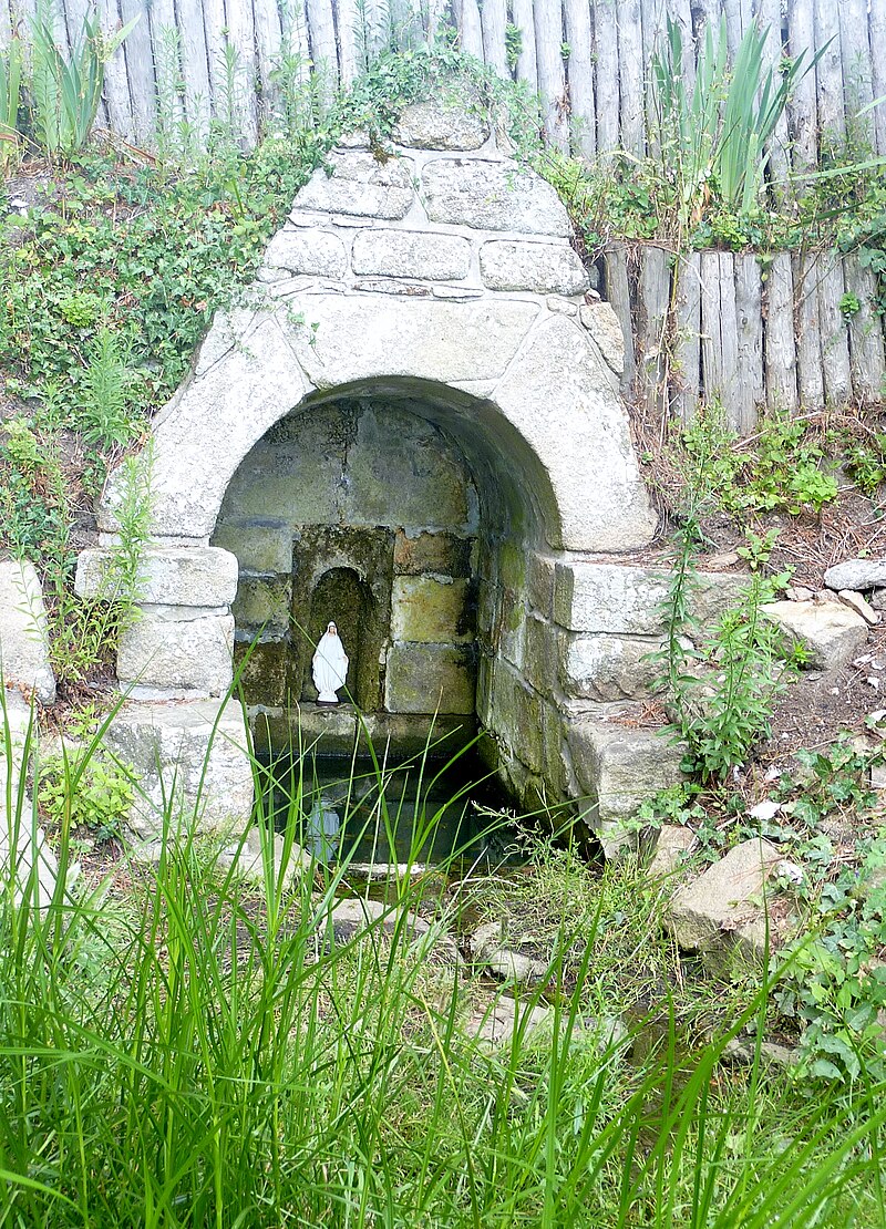 La fontaine Varia à l'est du bourg près de la cale de Pen Raz.