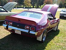 näyttää vuoden 1973 Javelin AMX: n takaosan, joka on viimeistelty violetilla