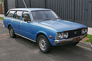 1977 Toyota Corona (RT118) station wagon (2015-11-11) 01.jpg