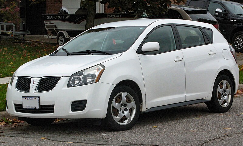 File:2010 Pontiac Vibe 1.8L in Ultra White, Front Left, 2020-10-16.jpg