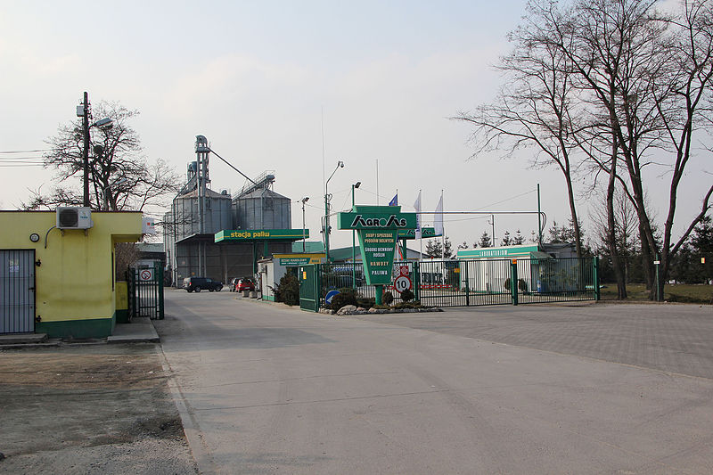 File:2013-03 Nowa Wieś Mała 05 Stacja paliw.jpg