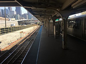 20170510 19 Синя линия на CTA @ UIC Halsted.jpg