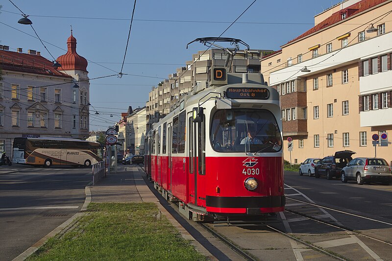 File:2018-07-31 AT Wien 19 Döbling, Heiligenstädter Straße @ Greinergasse, Hst. Grinzinger Straße, E2 4030+c5 Linie D (49430937831).jpg