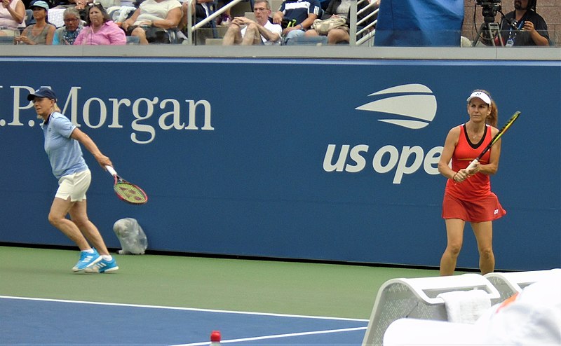 File:2019 USTA exhibition Martina Navratilova and Arantxa Sanchez Vicario warming up.jpg