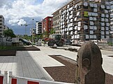 Neubauten an der Freiburger Eugen-Martin-Straße, im Vordergrund neuer Gehweg an der Waldkircher Straße im Zuge des Stadtbahnbaus mit altem Sandsteinpfosten