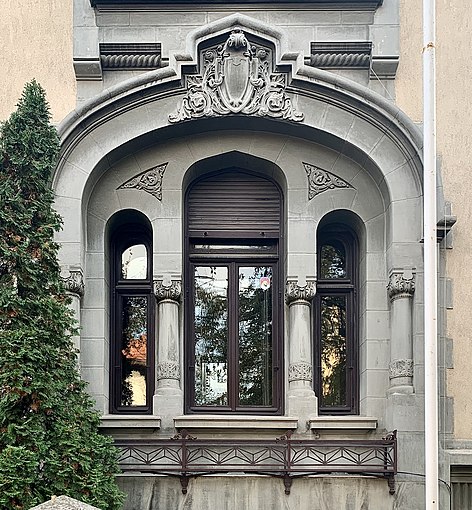 Romanian Revival window of a house on Bulevardul Dacia (Bucharest)