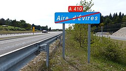 Panneau E34d de sortie de l'Aire d'Évires avec cartouche E42 de l'A410.